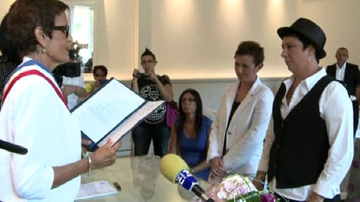 Les deux jeunes femmes devant l'adjointe Jacqueline Morel, à la mairie de Bollène mardi.