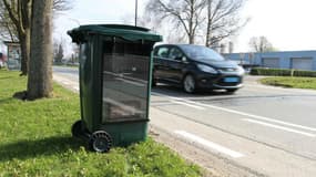 Cette poubelle est en fait une cabine abritant un radar.