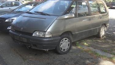 Garé sur un parking d'Eaubonne, le monospace de Tony gêne et pourrait être envoyé à la fourrière.