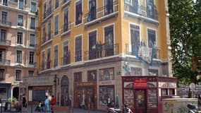 Henri Grouès figure sur cette fresque depuis 1995 aux côtés d'autres personnalités comme Paul Bocuse.