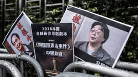 Des pancartes à l'effigie de Lee Bo, à gauche, et Gui Minhai, deux libraires disparus depuis plusieurs semaines à Hong Kong. L'enquête a depuis démontré qu'ils se trouvent en Chine. 