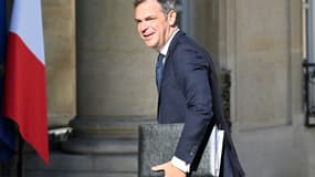 Le porte-parole du gouvernement, Olivier Véran, arrive au Conseil des ministres à l'Elysée, le 24 août 2022 à Paris 
