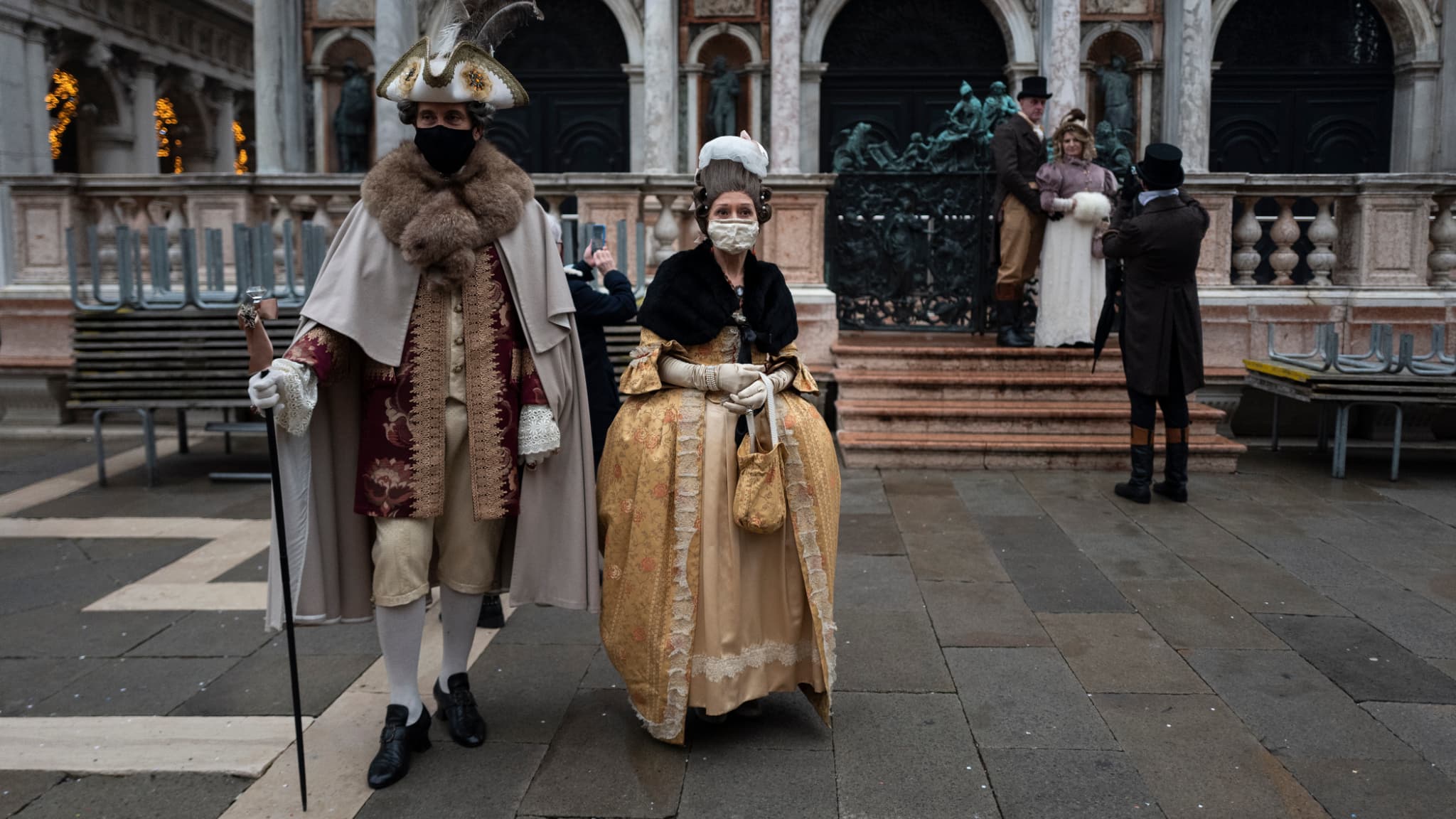 Un couple en costumes baroques pour le carnaval de Venise, le 6 février 2021