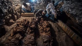 Les momies de l'orfèvre dans la nécropole de Draa Aboul Naga.