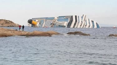 Le Costa Concordia gît toujours sur le flanc au large de l'île du Giglio.