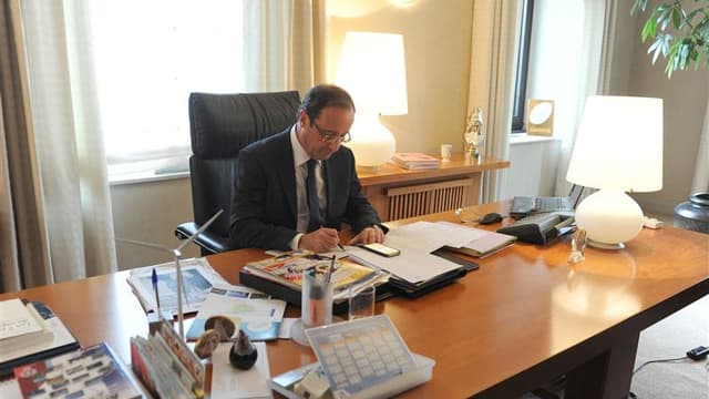François Hollande dans son bureau de président du Conseil général de Corrèze, à Tulle. Le candidat socialiste à l'élection présidentielle a un agenda chargé d'ici la fin de la semaine, qu'il passe dans cette zone rurale du centre de la France, où il vient