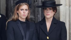 Photographie des princesses Béatrice et Eugénie Windsor, aux funérailles nationales de la reine Élisabeth II à l'abbaye de Westminster le 19 septembre 2022 à Londres, en Angleterre.