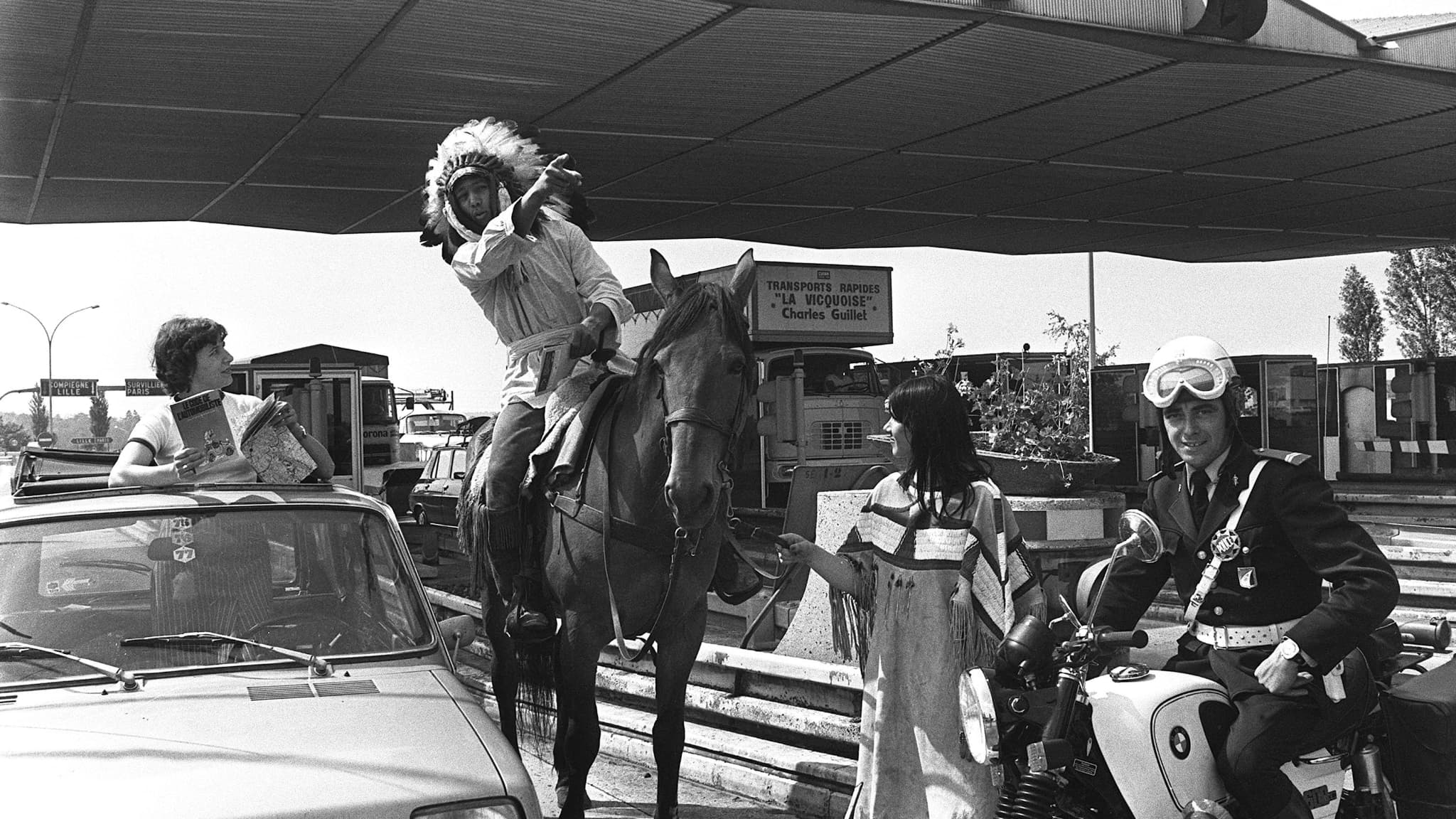 Photo prise le 28 juin 1977 sur une autoroute française d'un homme à cheval déguisé en Indien donnant des indications à une automobiliste, lors d'une opération de "Bison Futé" de distribution de cartes routières. Photo prise le 28 juin 1977 sur une autoroute française d'un homme à cheval déguisé en Indien donnant des indications à une automobiliste, lors d'une opération de "Bison Futé" de distribution de cartes routières.