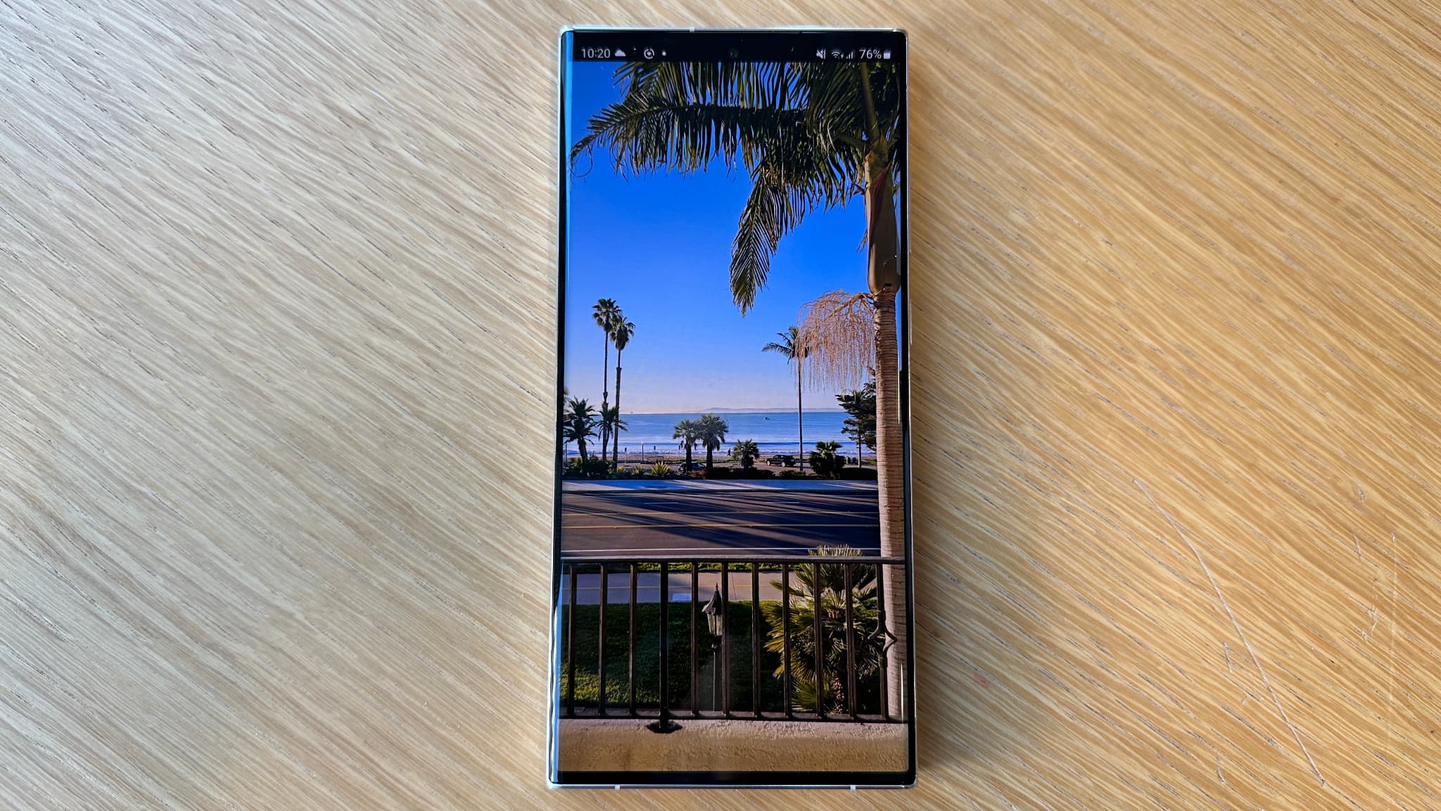 Le Samsung Galaxy S23 Ultra profite d'un grand et lumineux écran avec des bordures affinées au maximum