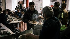 Repas des migrants Africains, Afghans, Iraniens arrivés au "Refuge solidaire" de Briançon le 29 septembre 2020