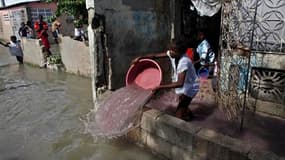 Dans le quartier de Cité Soleil, à Port-au-Prince. La menace de l'ouragan Tomas s'est éloignée d'Haïti samedi mais le passage de la dépression qui a inondé plusieurs villes côtières fait craindre une reprise de l'épidémie de choléra, selon le gouvernement