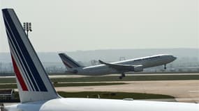 La CGT appelle à la grève à Air France à partir du 26 octobre, veille des vacances de la Toussaint, pour protester contre le plan de restructuration de la compagnie française, qui vise deux milliards d'euros d'économies. /Photo d'archives/REUTERS/Gonzalo