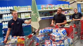 Ce samedi matin, un groupe de manifestants de la FDSEA a retiré des briques de lait des rayons et les a apportées dans les réserves du magasin.