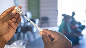 Une infirmière prépare une seringue du vaccin Pfizer contre le Covid-19 dans un centre de vaccination au Marigot, le 30 août 2021 en Martinique