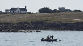 Des gens se tiennent sur un bateau au large de l'île d’Hoëdic, dans le Morbihan, le 3 septembre 2018 (photo d'illustration). 