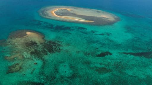 Vue aérienne de la barrière de corail de Nouméa en Nouvelle Calédonie le 27 février 2016 Vue aérienne de la barrière de corail de Nouméa en Nouvelle Calédonie le 27 février 2016