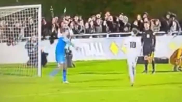 Téo Hamelin, le portier des Herbiers, jette le ballon sur son adversaire, lui signifiant qu'il n'a pas apprécié sa tentative de panenka. Téo Hamelin, le portier des Herbiers, jette le ballon sur son adversaire, lui signifiant qu'il n'a pas apprécié sa tentative de panenka.