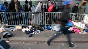 Un réfugié passe devant la plate-forme d'accueil de France Terre d'Asile en 2017 (illustration)