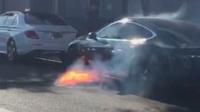 Une Tesla Model S a pris feu dans les rues de Los Angeles. 