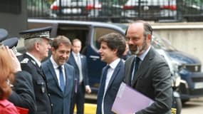 Le Premier ministre Edouard Philippe (d), accompagné par les ministres de l'Intérieur Christophe Castaner (2e g) et du Logement Julien Denormandie (2e d), rencontre le directeur général de la Police nationale, Frédéric Veaux (g), le 9 ju...