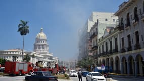 Des secours sont sur place après une forte explosion dans l'hôtel Saratoga de La Havane, le 6 mai 2022