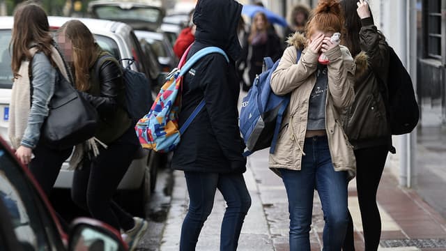 Des adolescents de Llinars del Vallès, en Espagne, après l'annonce du crash de l'A320 de Germanwings, mardi, dans lequel ont péri 16 adolescents allemands qui avaient passé une semaine en voyage linguistique dans la commune.