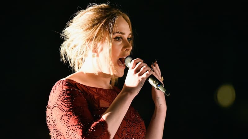 Adele sur scène, le 15 février 2016