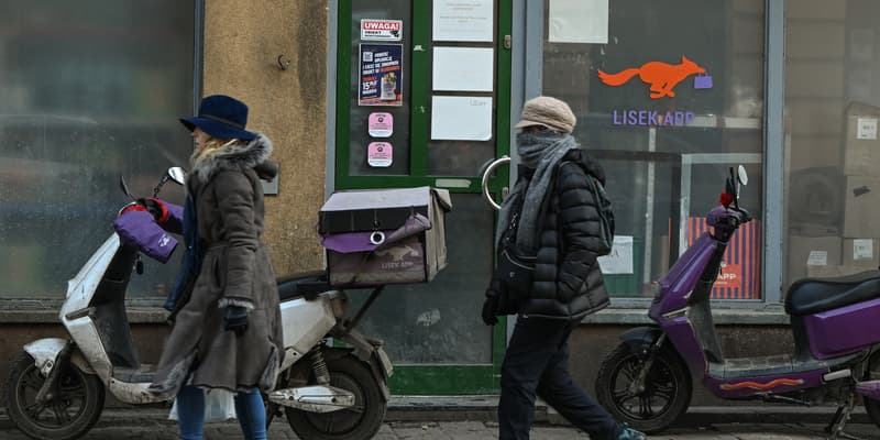 Des passants déambulent dans le centre de Cracovie, en Pologne, le 20 janvier 2026, alors que la pollution atmosphérique aux particules fines (PM10) atteint des niveaux extrêmement élevés.