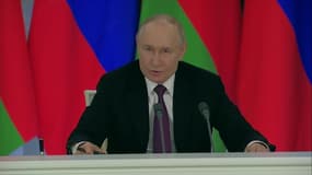 Vladimir Poutine lors d'une conférence de presse le 13 mars 2025. 