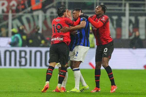 L'accrochage entre Théo Hernandez et Denzel Dumfries lors du derby milanais L'accrochage entre Théo Hernandez et Denzel Dumfries lors du derby milanais