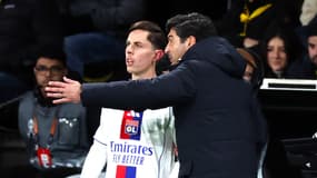 Paulo Fonseca en train de donner des consignes au jeune Rémi Himbert pendant un match de l'OL, le 22 janvier 2026