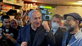 Le Premier ministre israélien Benjamin Netanyahu (Centre), s’adresse à ses partisans du Likoud sur le marché Mahane Yehuda à Jérusalem le 22 mars 2021, à la veille de la quatrième élection législative en deux ans.