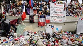 Vue du kiosque à musique près de la Promenade des Anglais, à Nice, avant le déménagement des milliers d'objets qui y ont été déposés en hommage aux victimes de l'attentat du 14 juillet 2016.