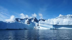L'Antarctique est situé autour du pôle Sud et est entouré de mers et d'océans.