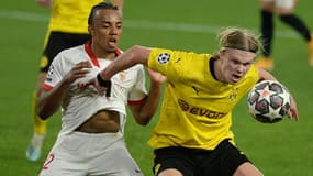 Le buteur de Dortmund Erling Haaland (d) à la lutte avec le défenseur de Séville Jules Koundé en 8e de finale aller de Ligue des champions, le 17 février 2021 à Séville  