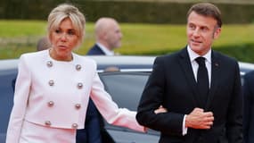 Emmanuel Macron et Brigitte Macron arrivent pour assister à un dîner de gala organisé par le Comité international olympique (CIO) et la présidence française au musée du Louvre à Paris le 25 juillet 2024.