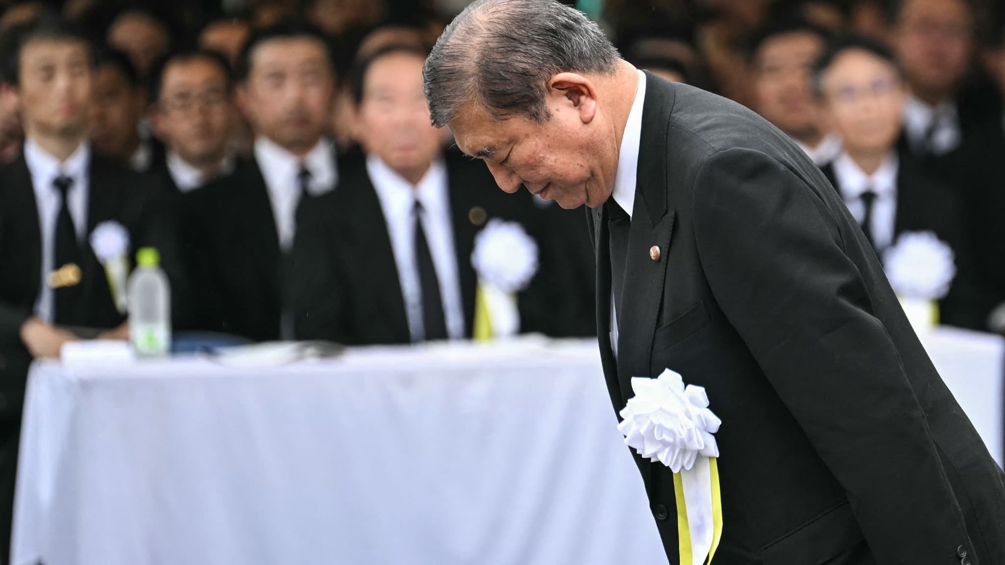 The Japanese prime minister, Shigeru Ihiba, leaned down when he approaches the podium to give a speech during the annual commemorative ceremony in tribute to the victims of Nagasaki Peace Park on August 9, 2025. The Japanese prime minister, Shigeru Ihiba, leaned down when he approaches the podium to give a speech during the annual commemorative ceremony in tribute to the victims of Nagasaki Peace Park on August 9, 2025.