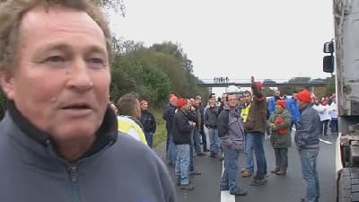 Un gréviste de Tilly-Sabco, au micro de BFMTV, explique pourquoi les salariés bloquent la nationale 12 entre Morlaix et Rennes ce mardi
