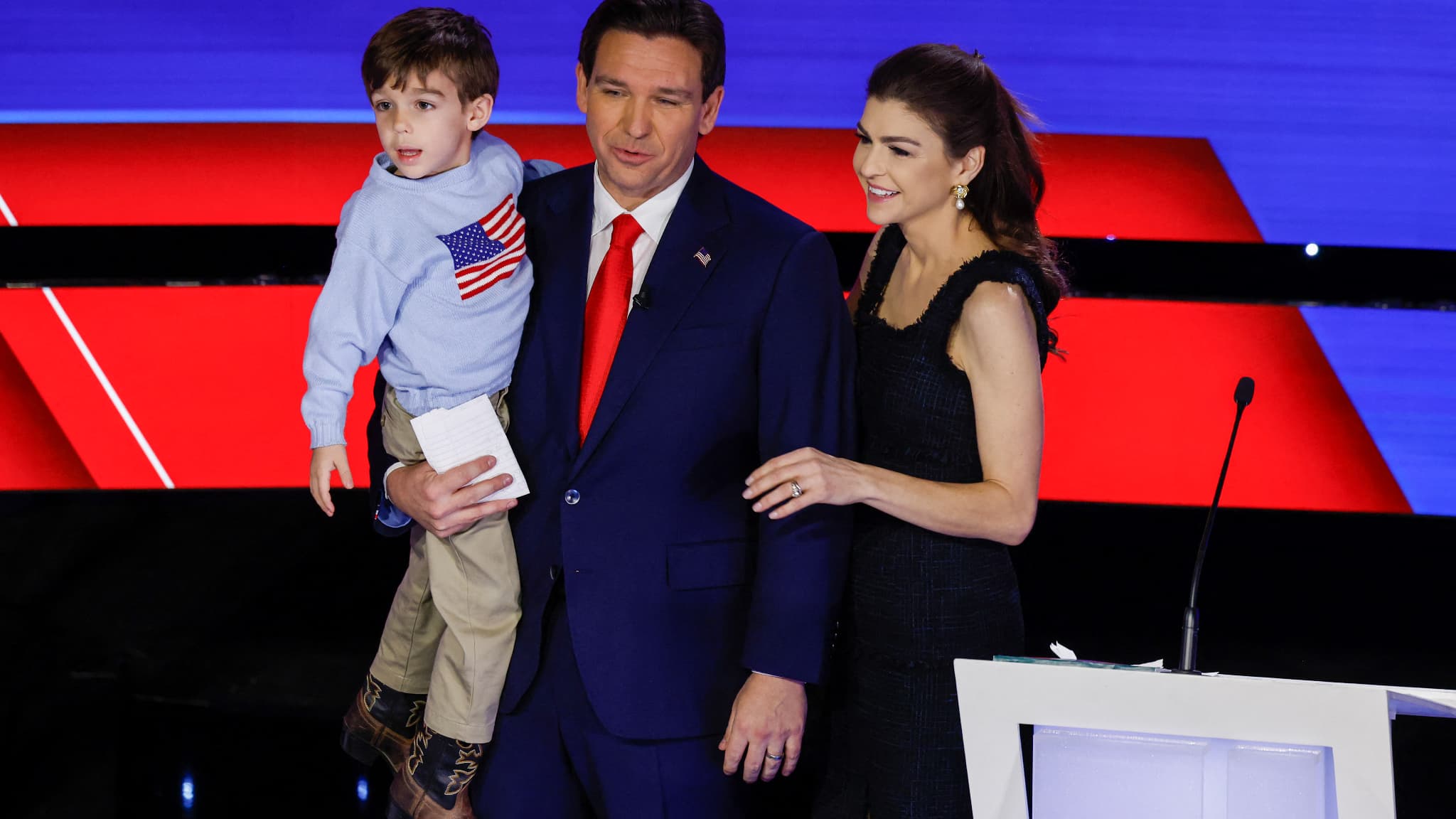 Le candidat républicain à la présidence de la Floride, Ron DeSantis, en compagnie de sa femme Casey et de son fils Mason, après le débat des primaires présidentielles républicaines de CNN à l'auditorium Sheslow de l'université Drake, le 10 janvier 2024 à Des Moines (Iowa).