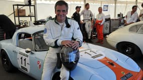 Le 8 juillet 2016, François Fillon pose dans le paddock après son relais aux 24 Heures du Mans, au volant de cette Lotus Elan de 1956.