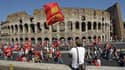 Manifestation contre l'austérité devant le Colisée à Rome. Selon le chef de la diplomatie française, Alain Juppé, l'Italie "a un problème de crédibilité" et ses partenaires européens devront être "vigilants" sur la mise en oeuvre des réformes promises par