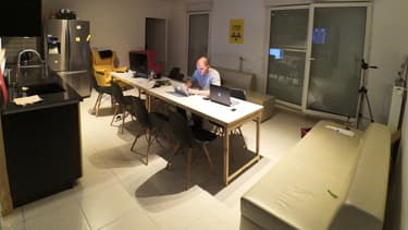 Un appartement de 87 mètres carrés, deux chambres, un grand séjour. La première Hackerhouse de Paris accueille huit colocataires qui développent leurs projets.