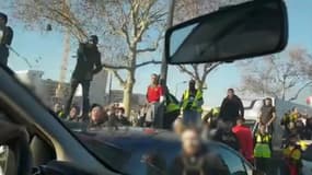 Fourgon de police caillassé à Lyon: les images de l'attaque