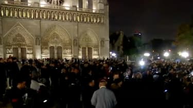 Des policiers manifestent sur le parvis de Notre-Dame, à Paris, le 21 octobre 2016.