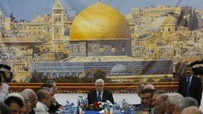 Le président de l'Autorité palestinienne Mahmoud Abbas (au centre), lors d'une réunion du comité exécutif de l'Organisation de libération de la Palestine (OLP). L'instance dirigeante du mouvement a donné son feu vert à l'ouverture de négociations de paix
