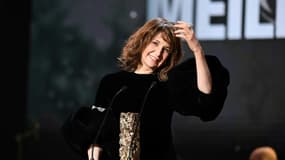 L'actrice française Valérie Lemercier récompensée du César de meilleure actrice pour "Aline", sur la scène de l'Olympia à Paris le 25 février 2022