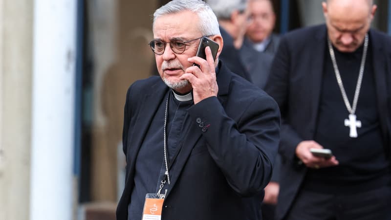 L'évêque de La Rochelle, Monseigneur Georges Colomb, s'exprime au téléphone portable lors d'une pause à la Conférence des évêques de France à Lourdes, dans le sud-ouest de la France, le 7 novembre 2022.