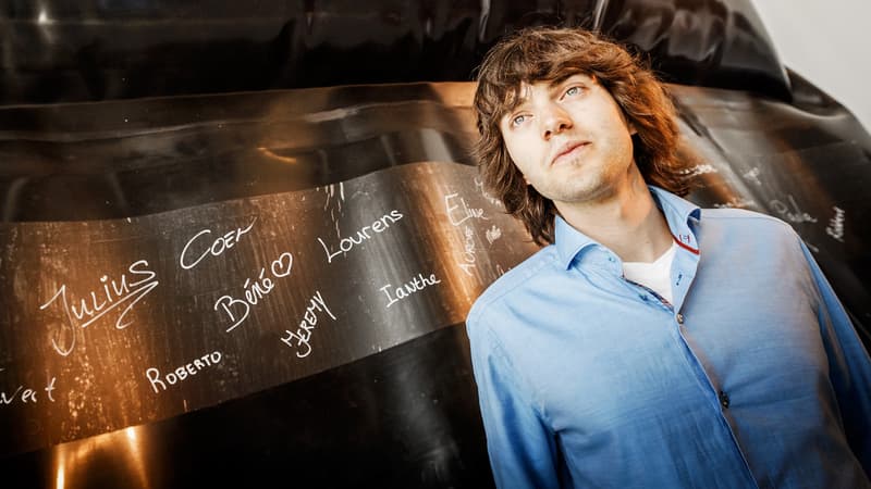 Boyan Slat, un Néerlandais de 21 ans, a dévoilé mercredi son premier prototype de barrière filtrante destinée à dépolluer les océans de milliers de tonnes de déchets plastiques.