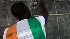 Les autorités électorales de Côte d'Ivoire ont commencé lundi, ici à Abidjan, à dépouiller les bulletins de vote déposés la veille dans les urnes, au premier tour d'une élection présidentielle censée tourner la page d'une décennie de crise. /Photo prise l