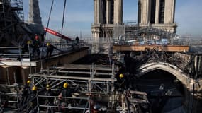 Des ouvriers s'attelant au démantèlement de l'échafaudage sinistré de la cathédrale Notre-Dame de Paris le 24 novembre 2020, lors des travaux de reconstruction du monument.